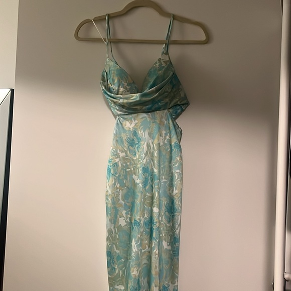 Heymia floral cut out midi dress size medium - Picture 6 of 8